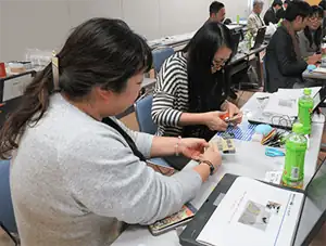 電子クラフト講座体験中