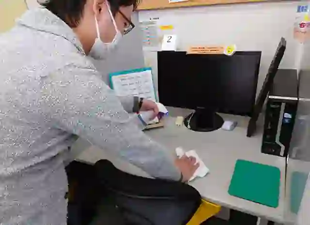 消毒液で除菌中