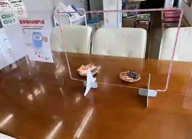 休憩場所にアクリル板パーティション